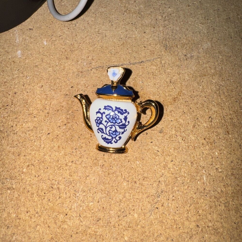 Vintage Avon Porcelain Teapot Pin Brooch Gold Tone Delft Blue White Tea Pot